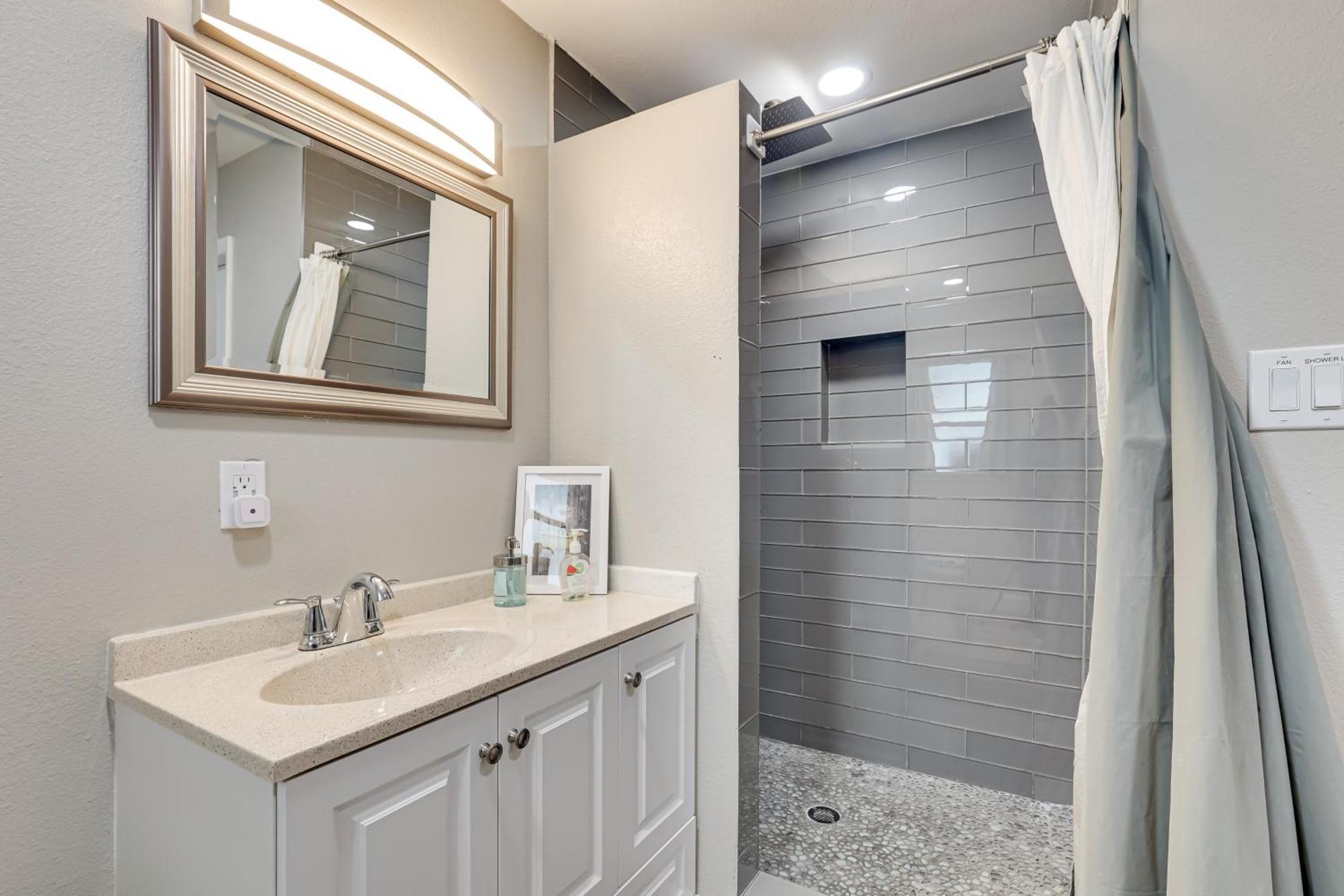 Holiday home Waterfront With Pool About 5 Mi To Ybor City!