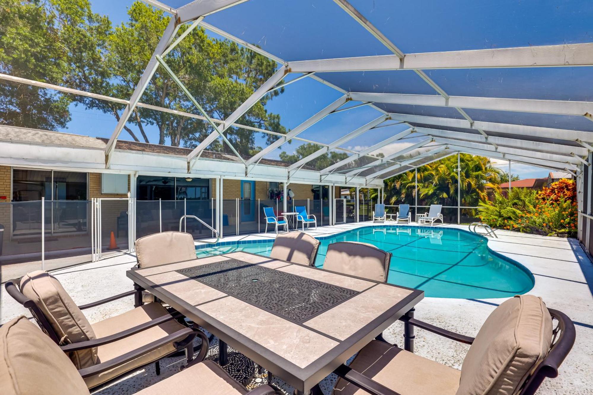 Waterfront With Pool About 5 Mi To Ybor City! Holiday home *